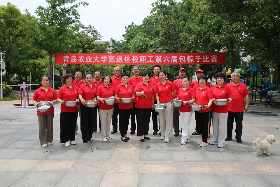 副校长张玉梅现场与离退休教职工亲切交