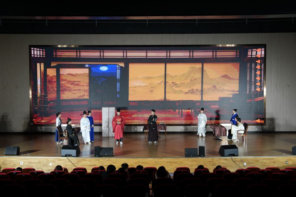 红色话剧《一页红飘带》采用时空交错的