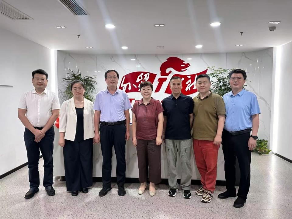 看望慰问各地校友代表